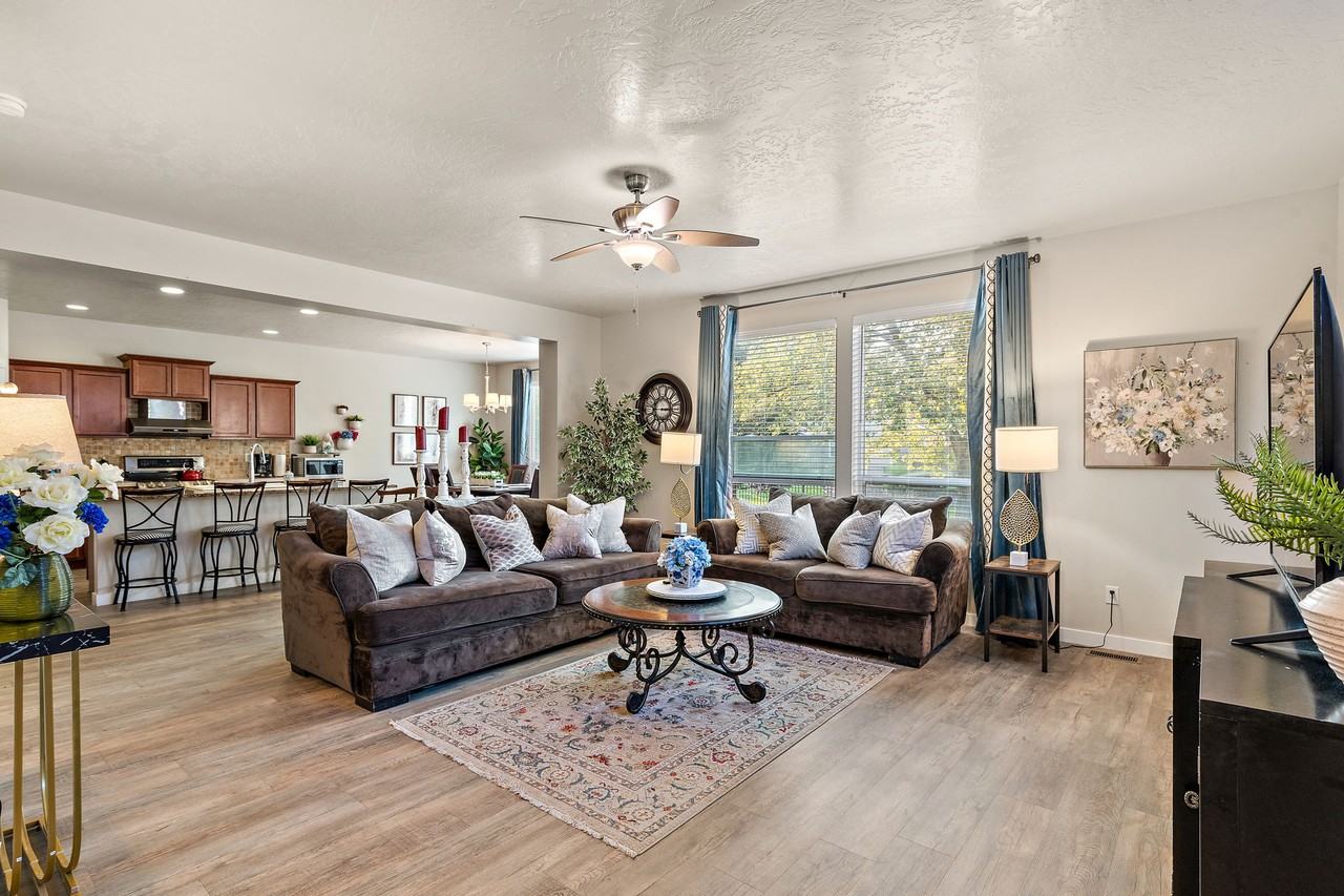 663 W Archerfield St #1 - Photo 3 of 37