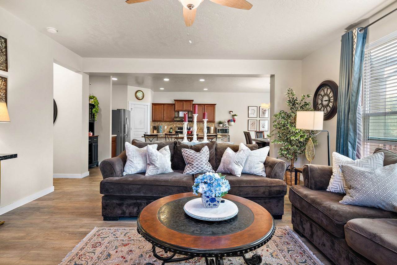 663 W Archerfield St #1 - Photo 4 of 37