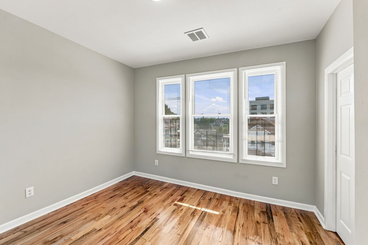 422 Woodside Ave #3 - Photo 4 of 30