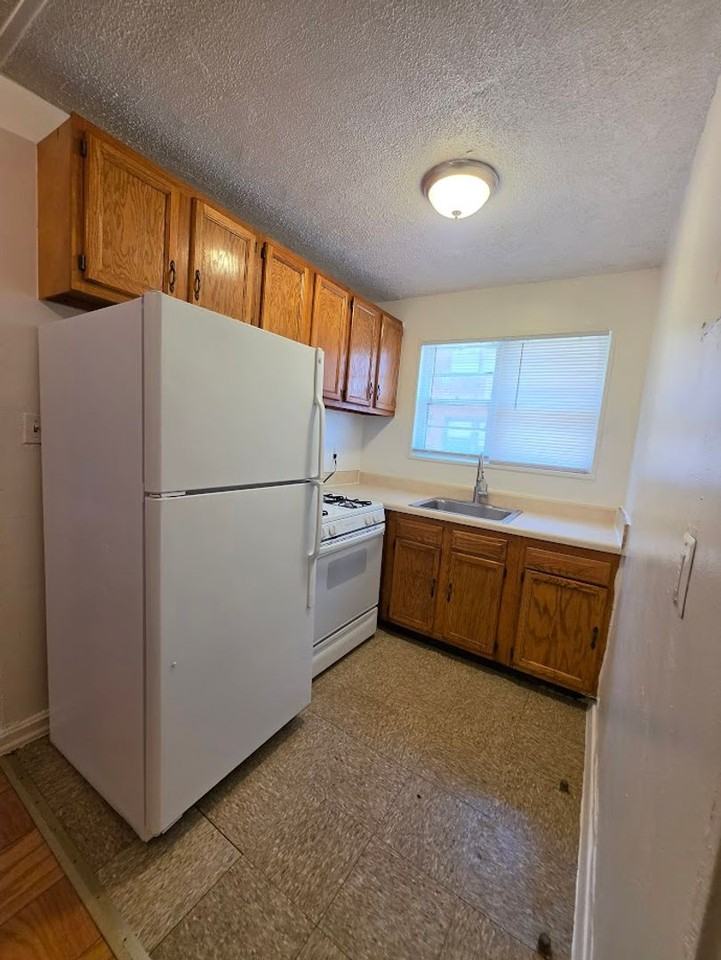 140 KENILWORTH AVE NE - Photo 6 of 13