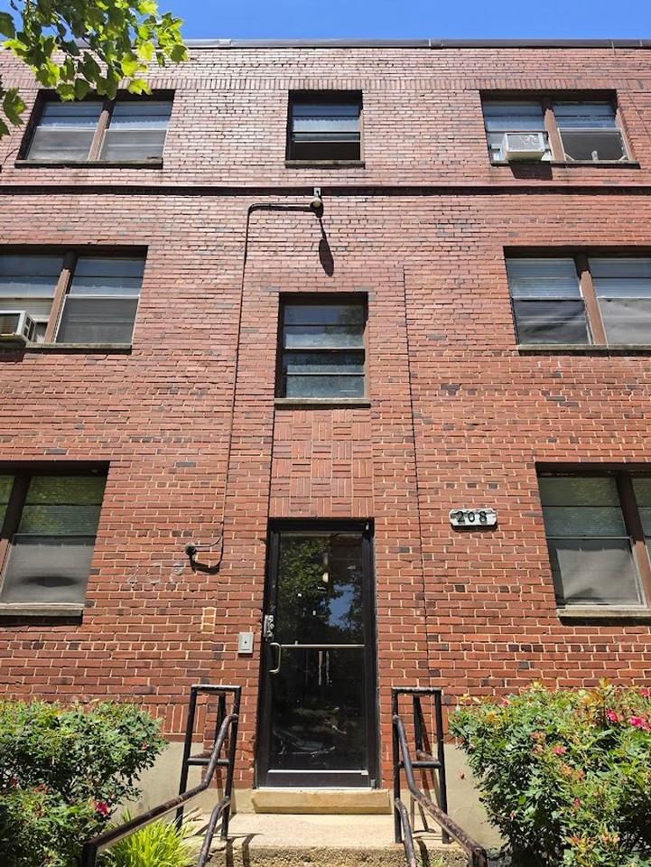 208 KENILWORTH AVE NE - Photo 2 of 7