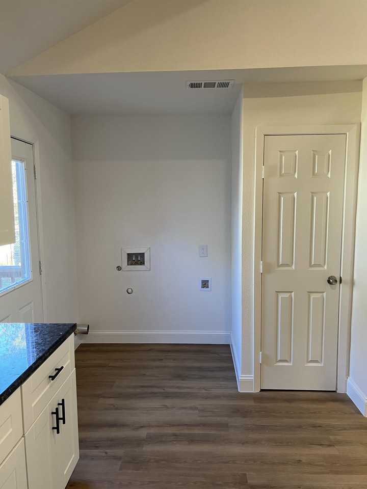 320 S 4th St #1 - Photo 4 of 19
