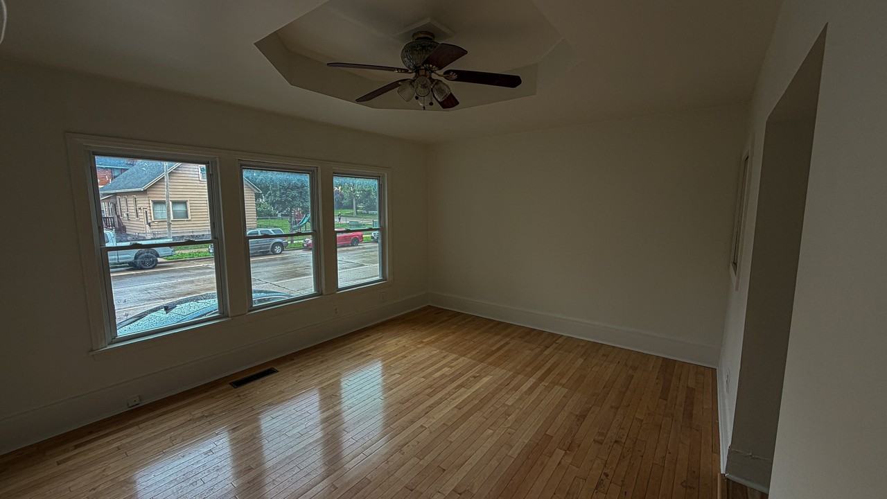 413 W Mineral St - Photo 3 of 16