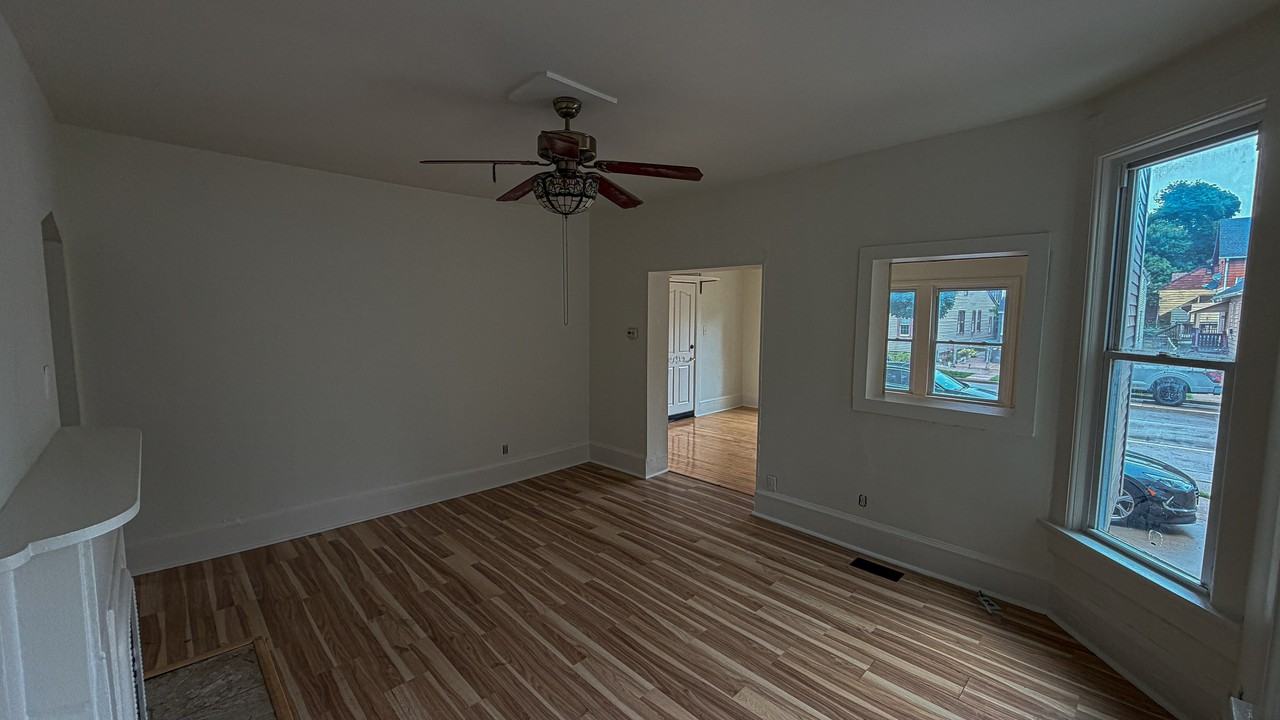 413 W Mineral St - Photo 4 of 16
