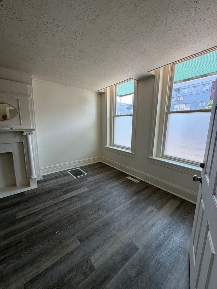 717 W Market St - Photo 7 of 17