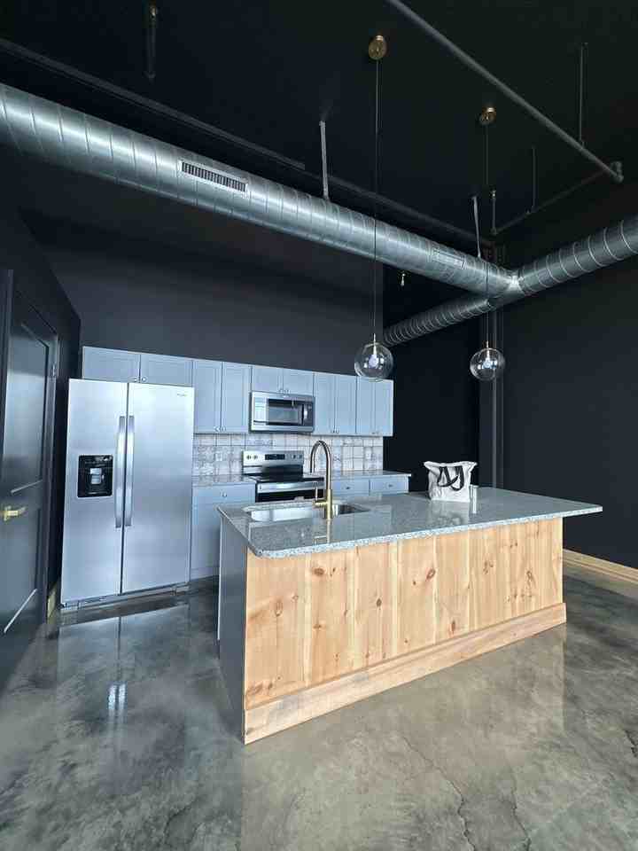 21 W Broadway #306 - Photo 2 of 7