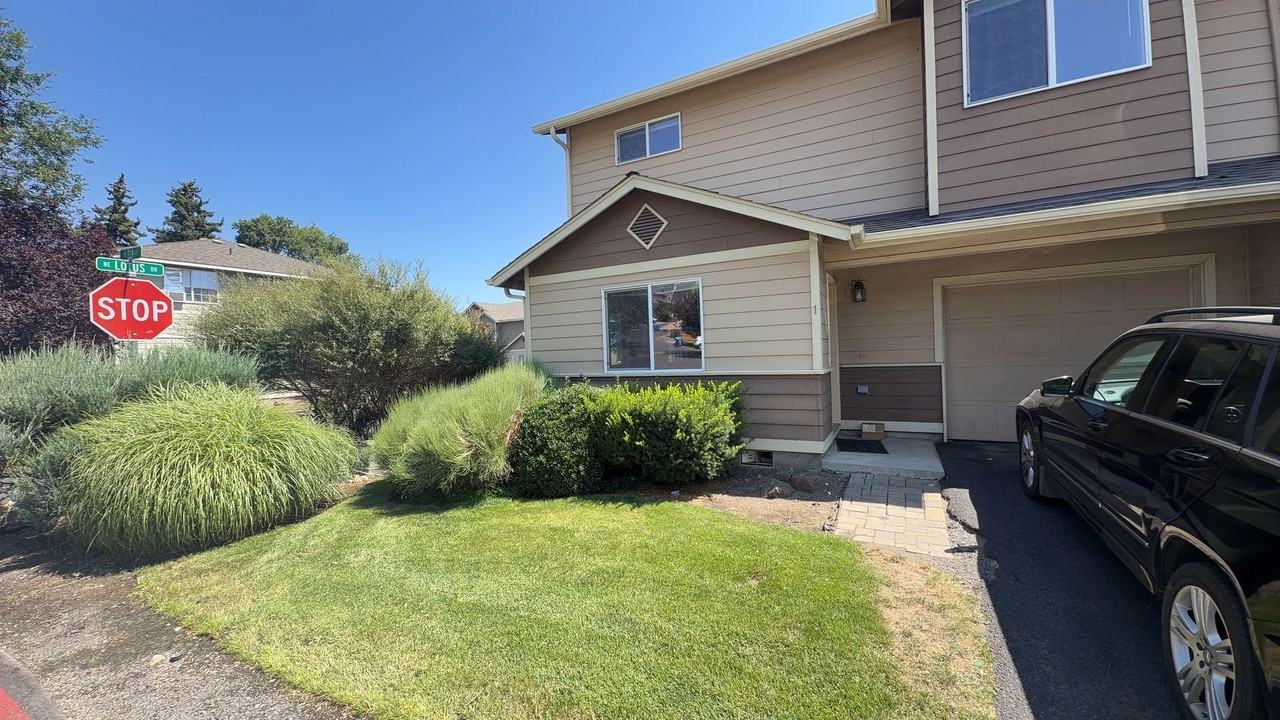 1398 Ne Elk Ct #1 - Photo 2 of 20
