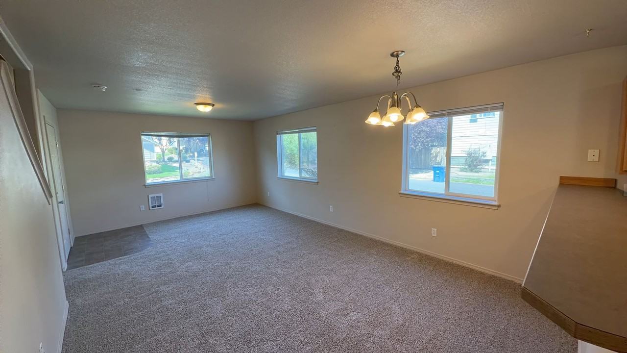1398 Ne Elk Ct #1 - Photo 5 of 20