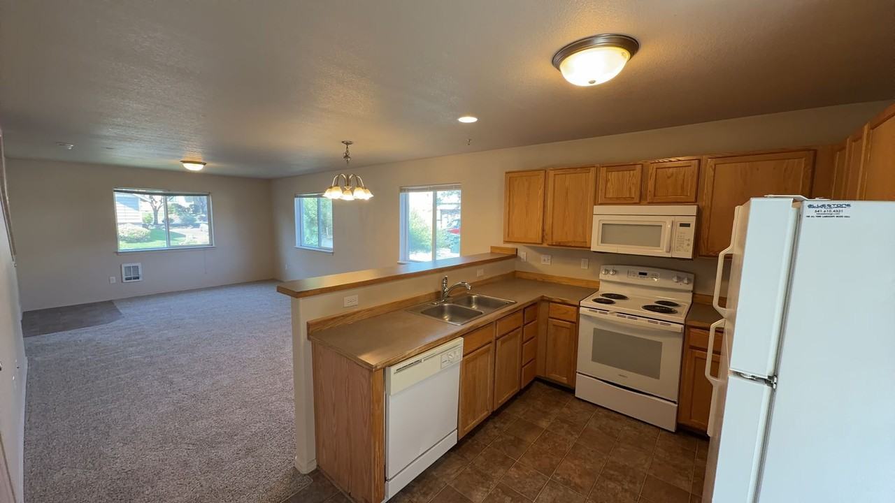 1398 Ne Elk Ct #1 - Photo 7 of 20