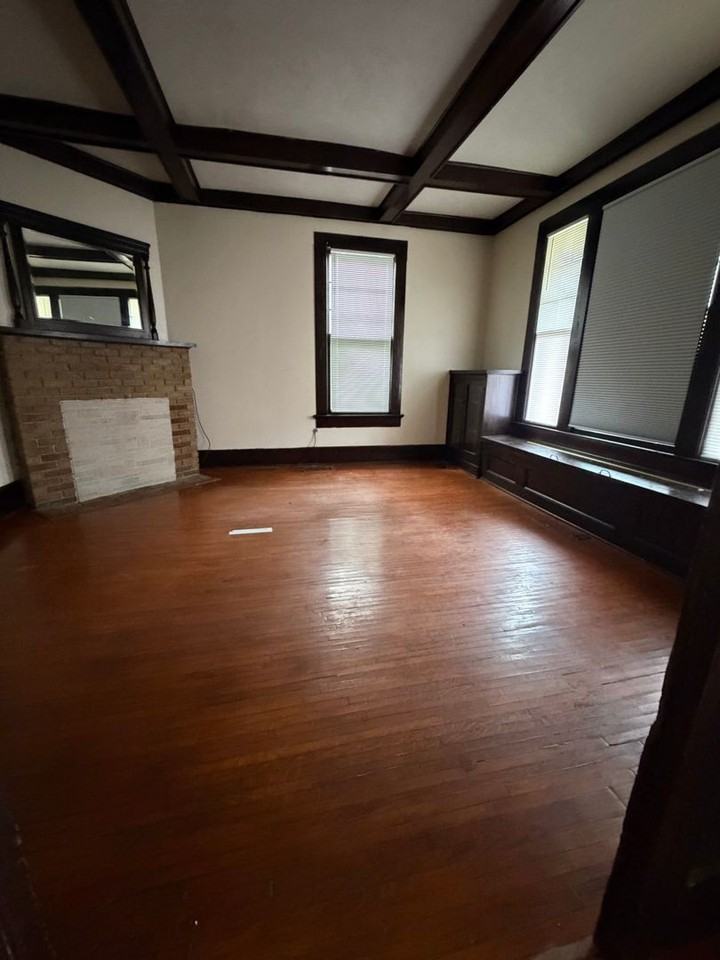 1042 N Highland Ave - Photo 4 of 11