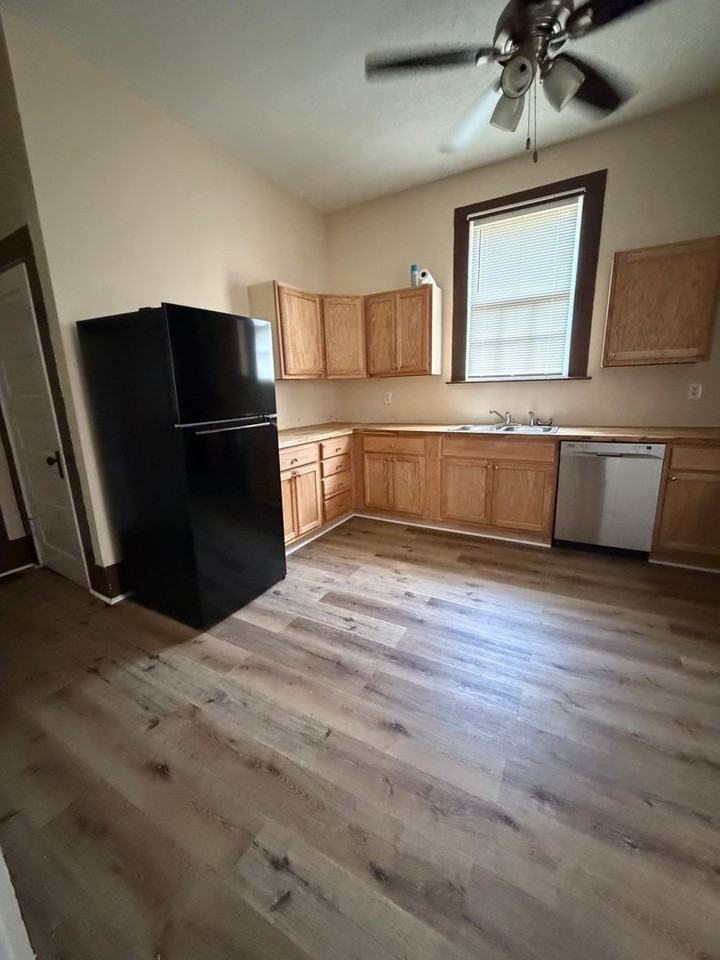 1042 N Highland Ave - Photo 5 of 11