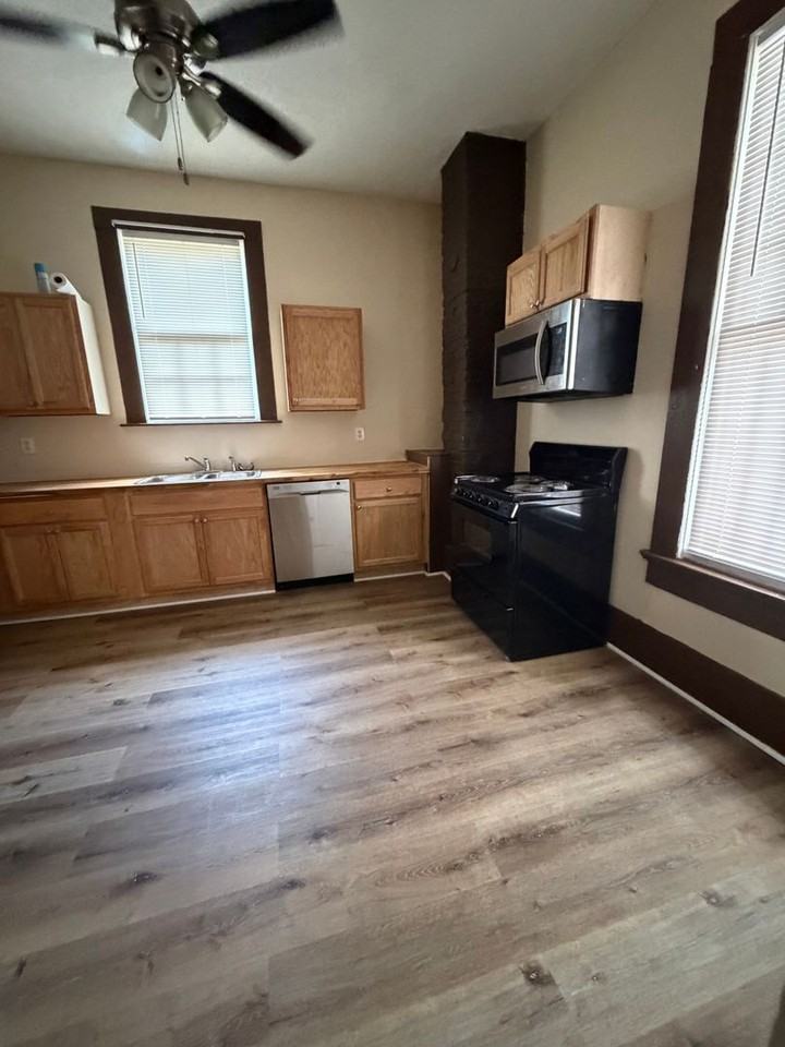 1042 N Highland Ave - Photo 6 of 11