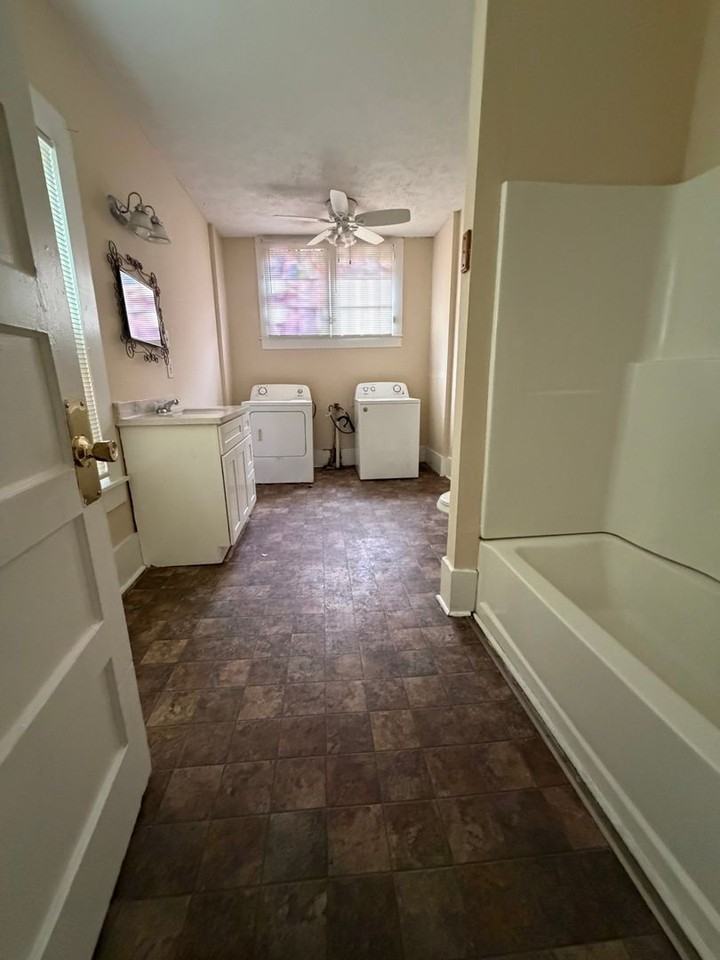 1042 N Highland Ave - Photo 7 of 11