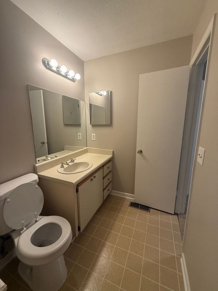 28 Summercreek Dr - Photo 4 of 18