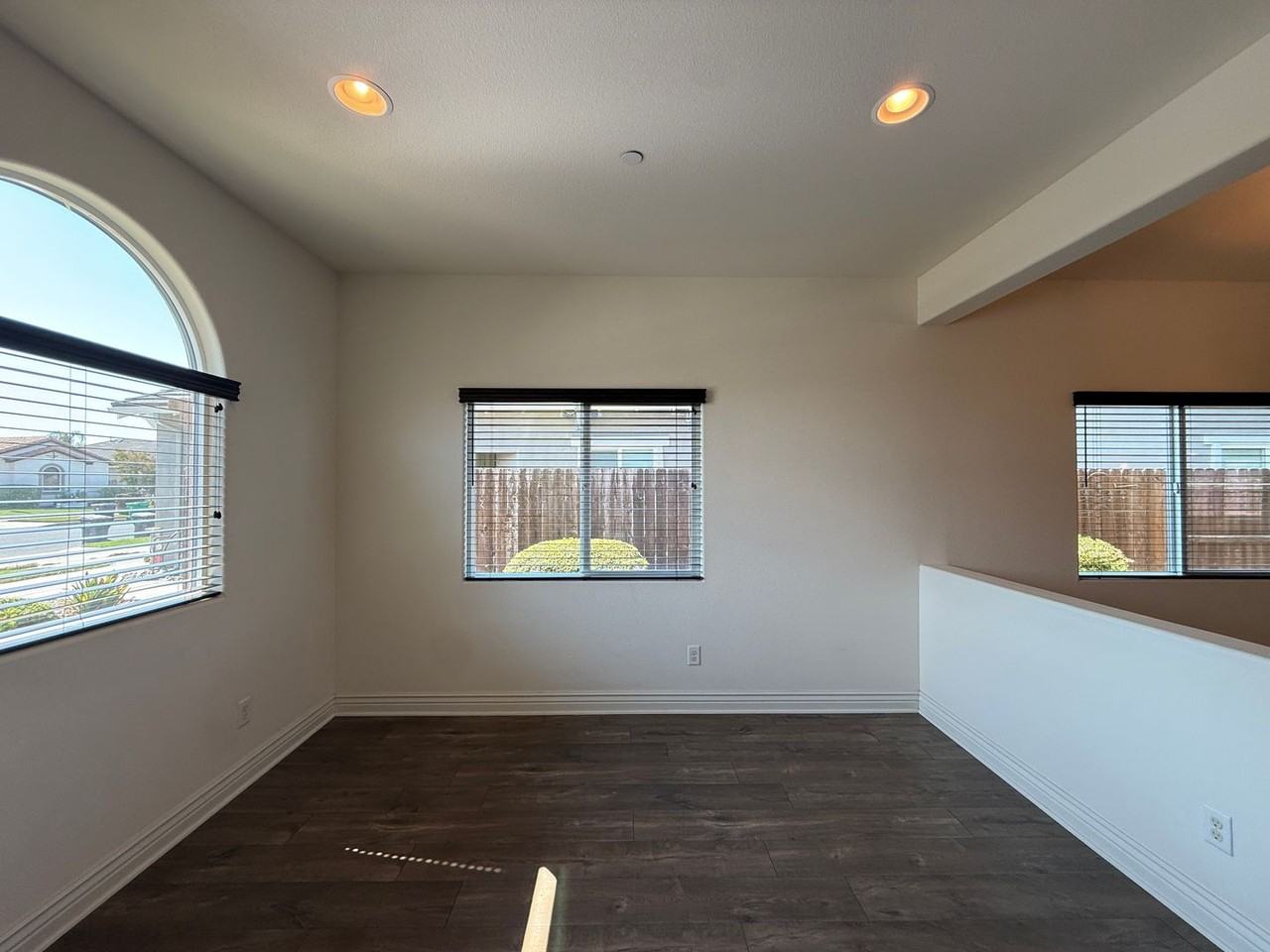 305 Hampton Dr - Photo 5 of 50