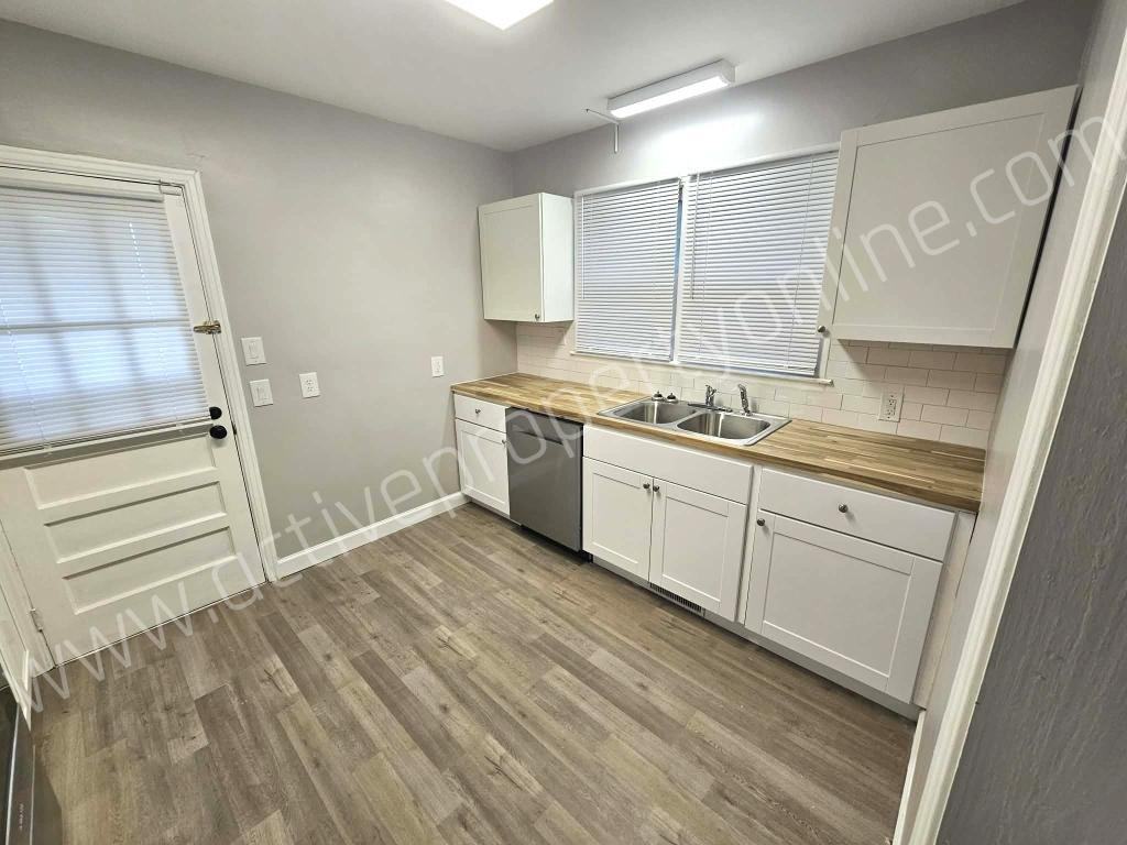 1935 Northbrook Ave - Photo 4 of 15