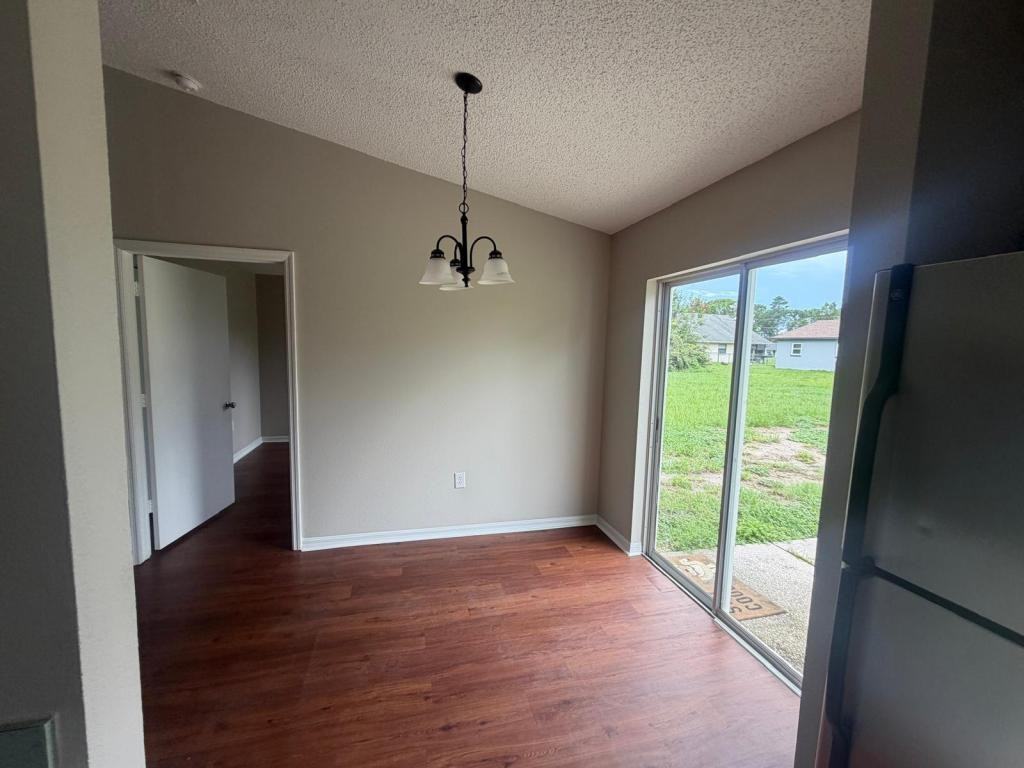 10303 Hemlock St - Photo 3 of 11
