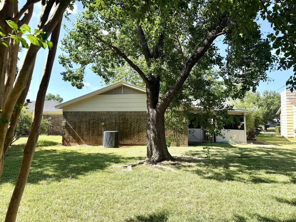 2513 Tilman Dr - Photo 4 of 12