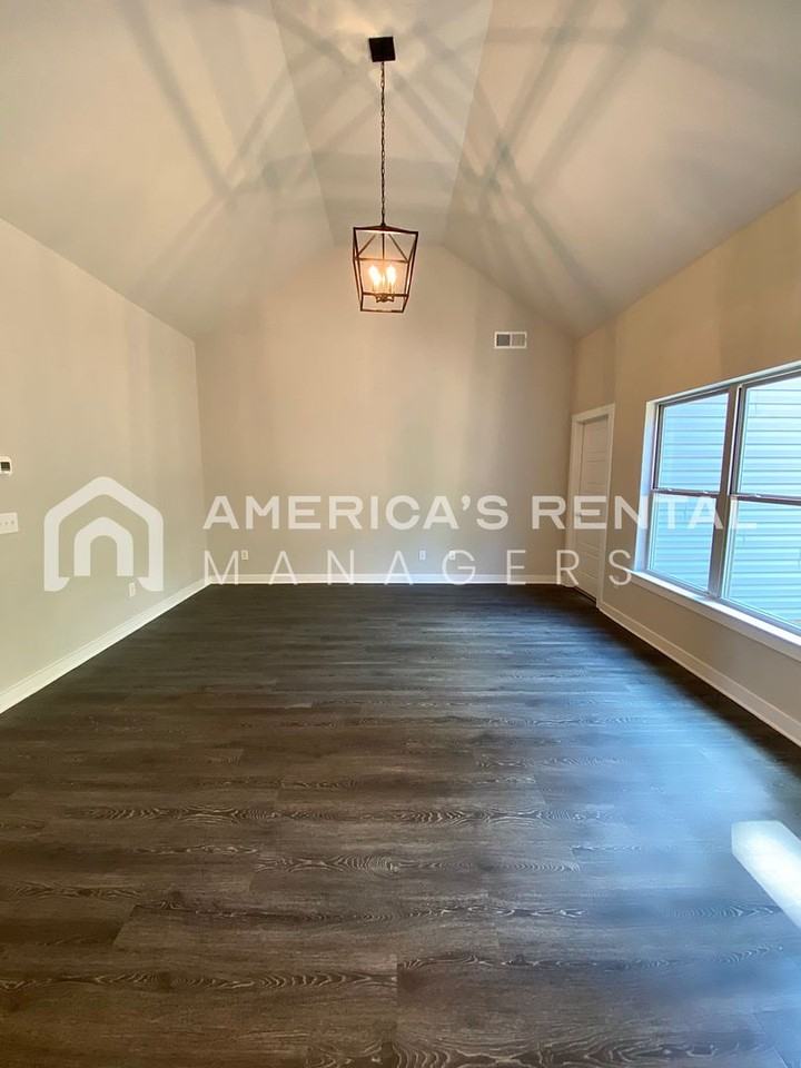 489 Andrew Dr - Photo 4 of 21