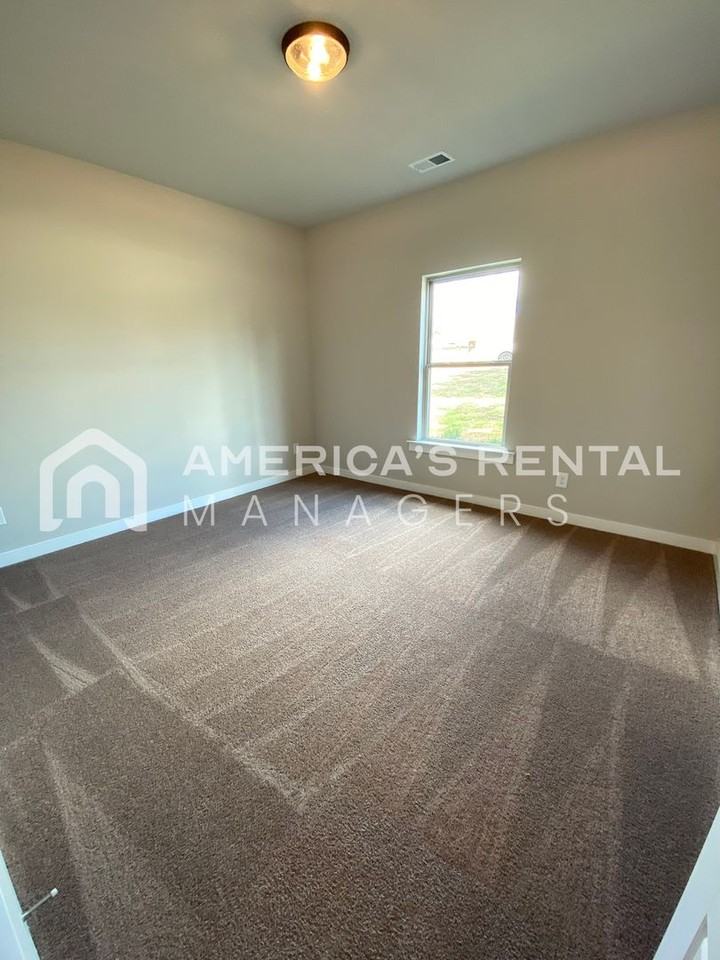 489 Andrew Dr - Photo 7 of 21