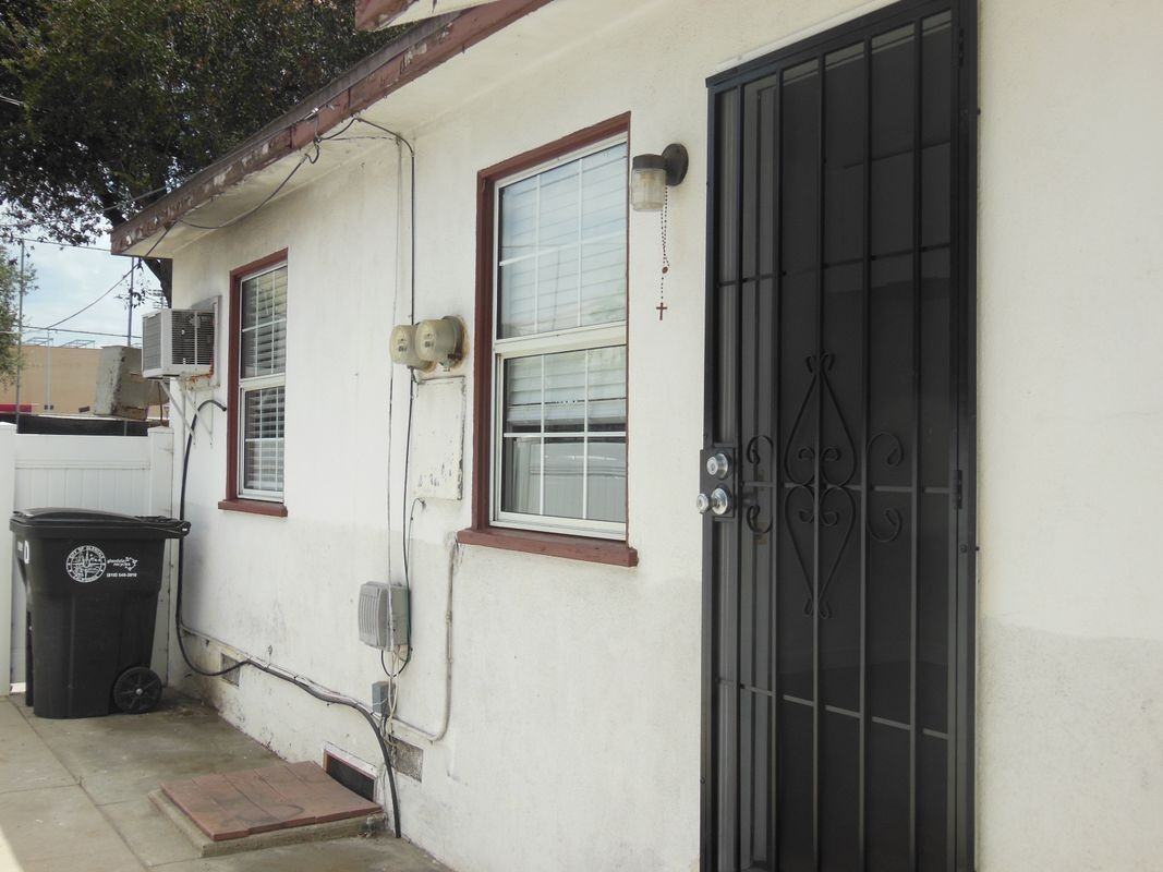 135 S Verdugo Rd ##D - Photo 3 of 12