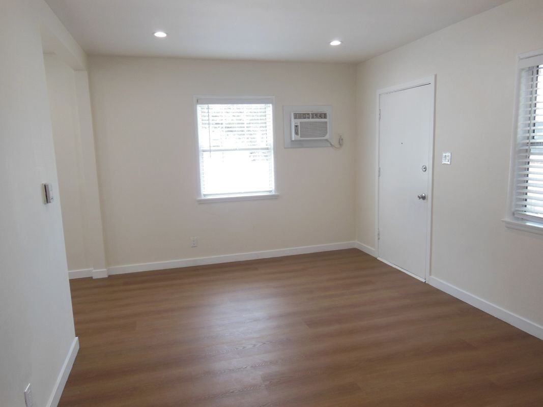 135 S Verdugo Rd ##D - Photo 6 of 12