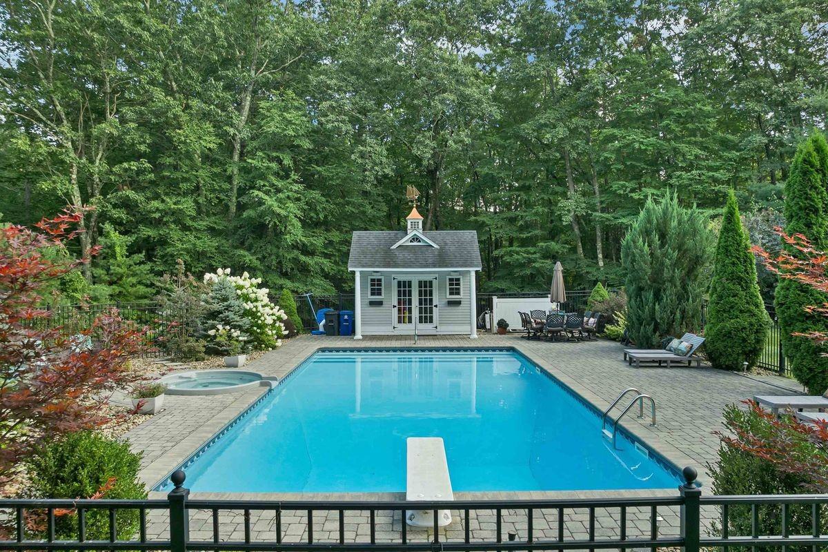 8 Hemlock Ln - Photo 3 of 50