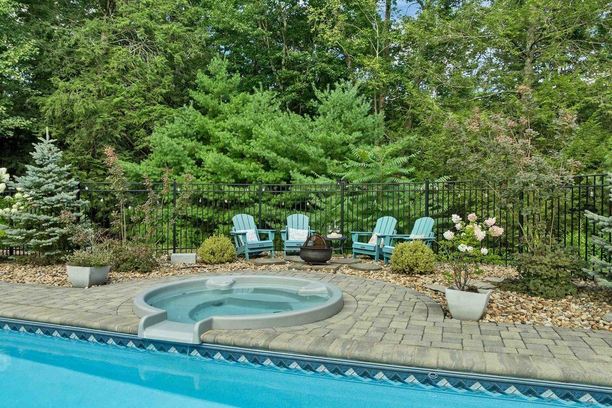 8 Hemlock Ln - Photo 4 of 50