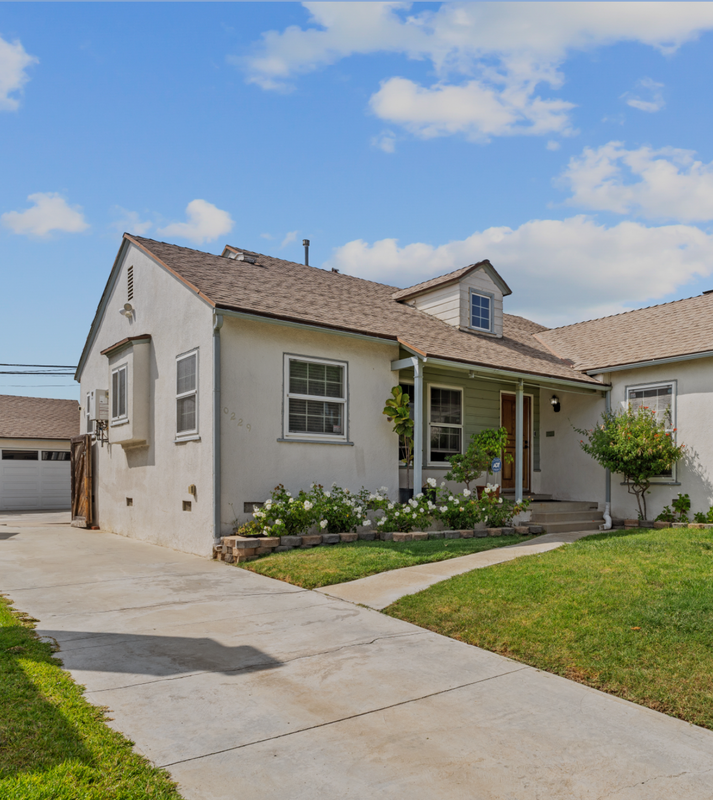 10229 S Van Ness Ave - Photo 2 of 5