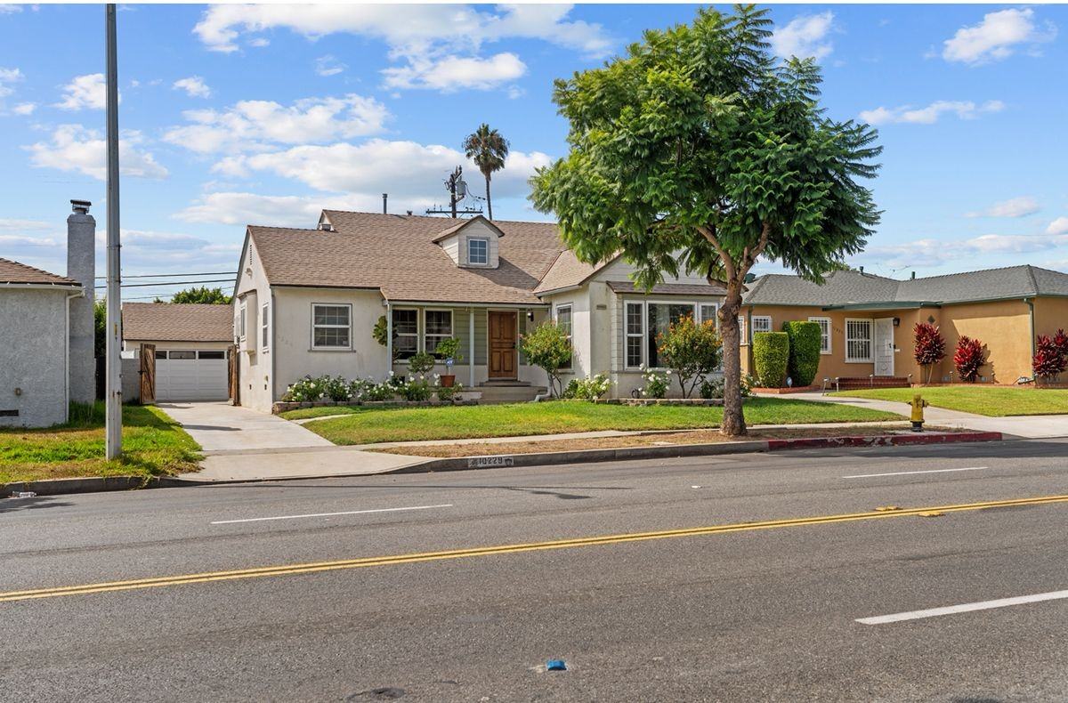 10229 S Van Ness Ave - Photo 3 of 5