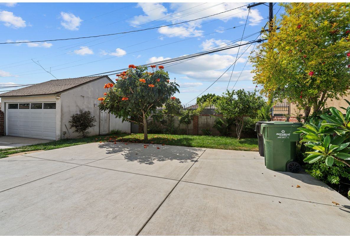 10229 S Van Ness Ave - Photo 4 of 5