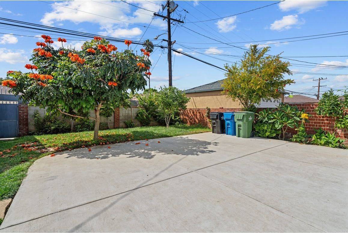 10229 S Van Ness Ave - Photo 5 of 5