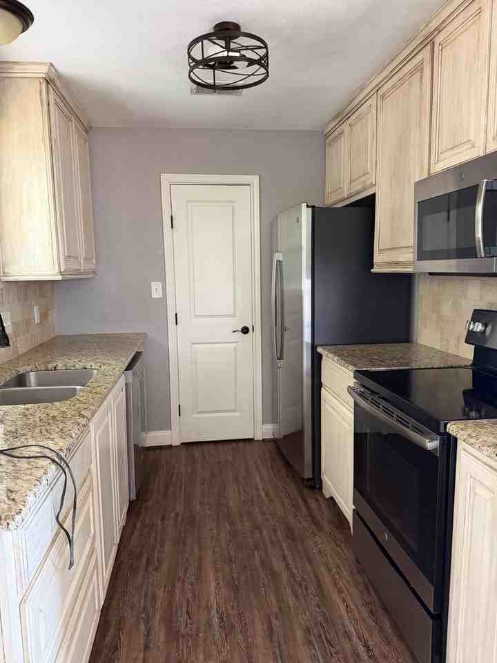 211 Railroad Ave - Photo 2 of 6