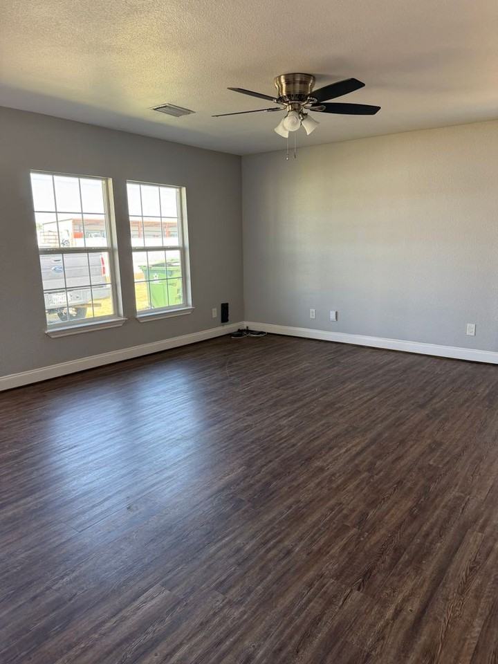 211 Railroad Ave - Photo 3 of 6