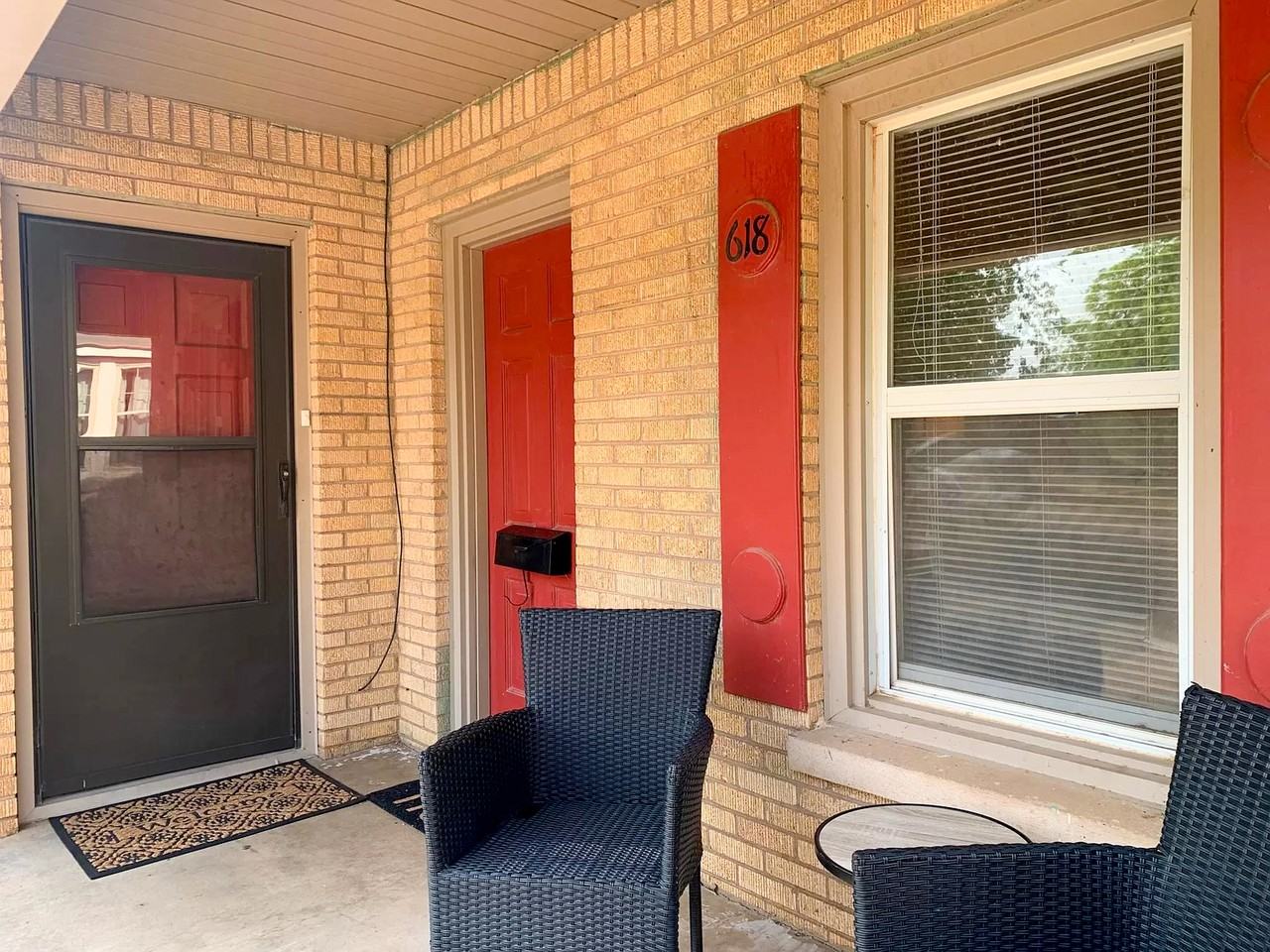 618 College Dr - Photo 3 of 19