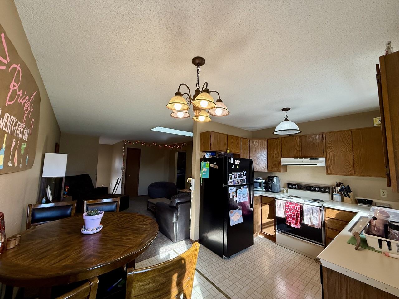 1042 Castlewood Dr - Photo 3 of 11