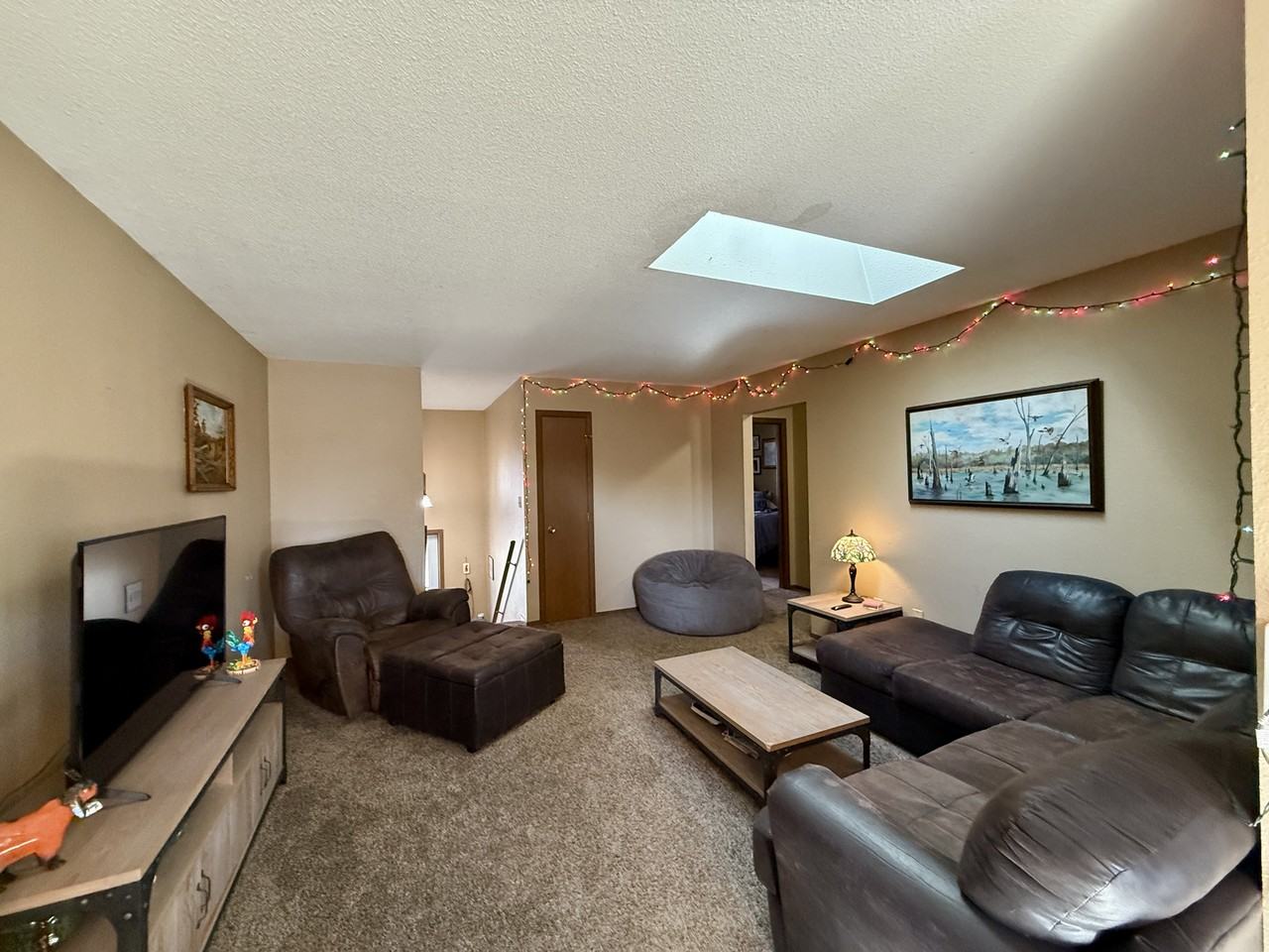 1042 Castlewood Dr - Photo 4 of 11