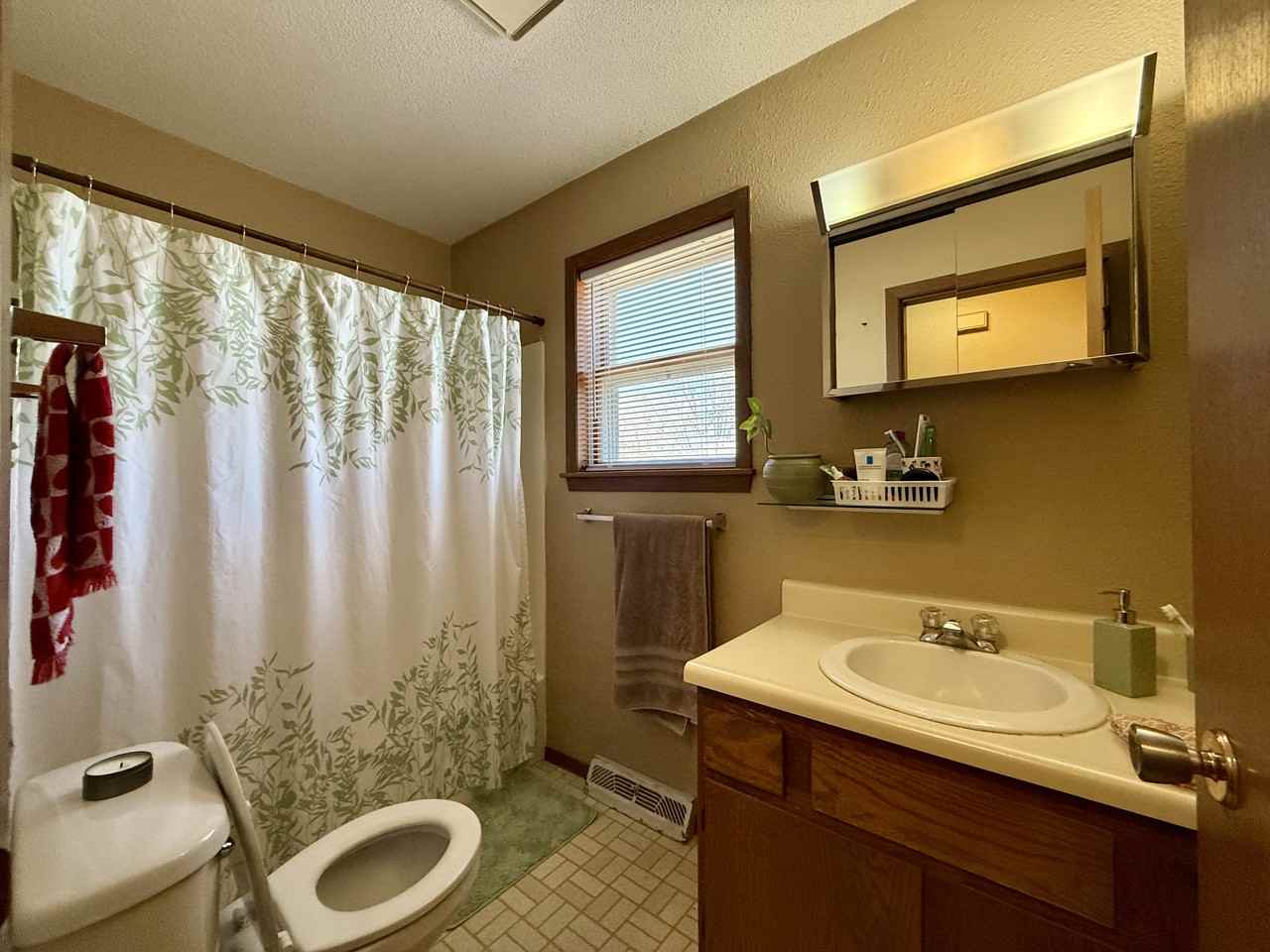 1042 Castlewood Dr - Photo 5 of 11