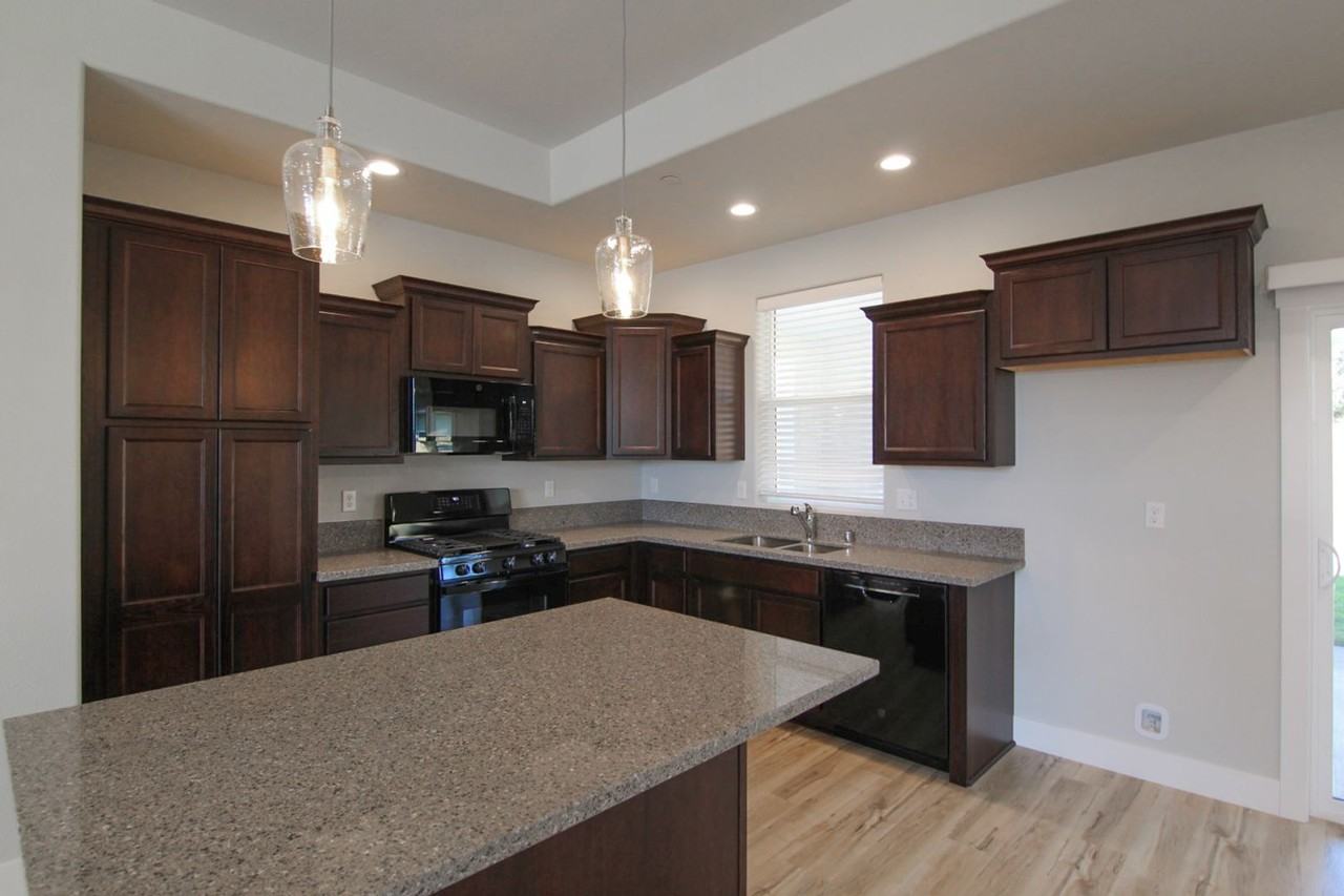 1392 Bonhurst Dr - Photo 4 of 24