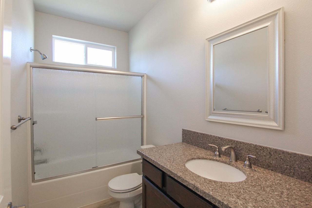 1392 Bonhurst Dr - Photo 5 of 24