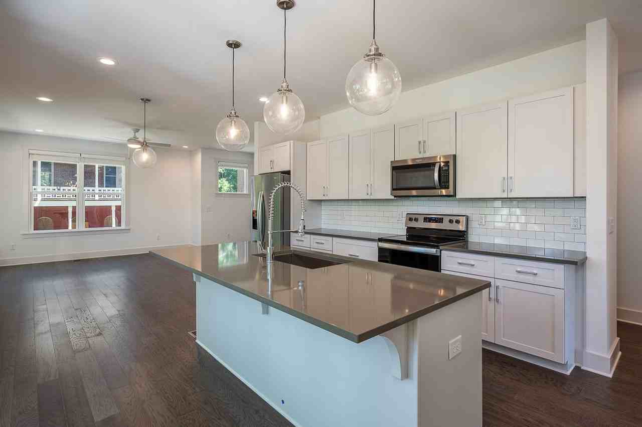 900 Meridian St - Photo 4 of 34