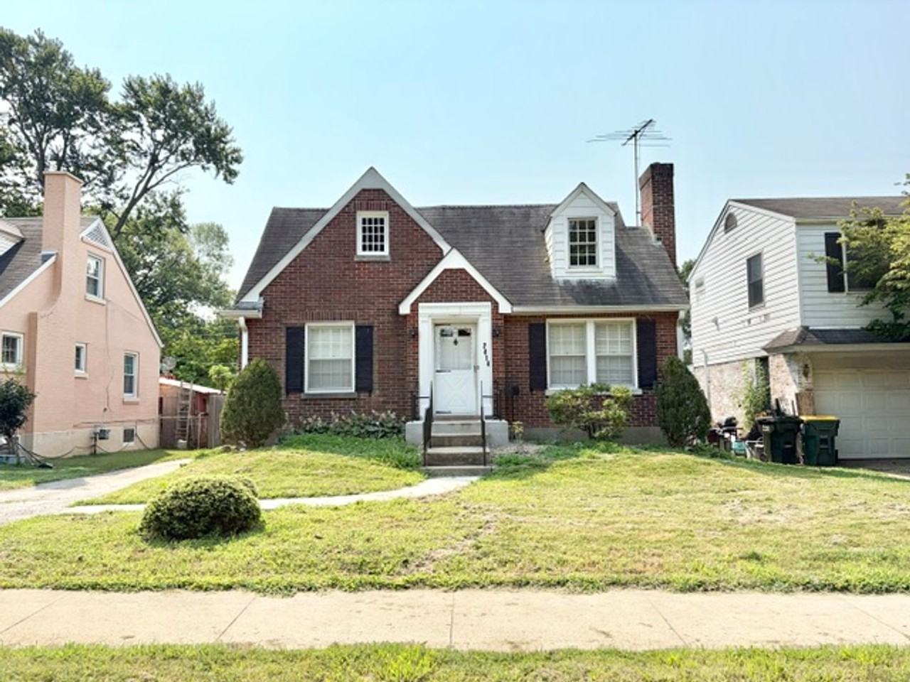 2414 Brighton Dr - Photo 2 of 35
