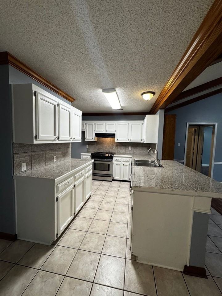 1729 Tallwood Dr - Photo 4 of 28