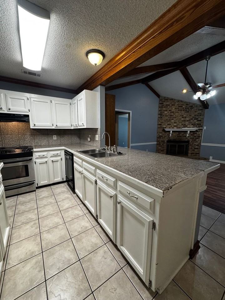 1729 Tallwood Dr - Photo 5 of 28