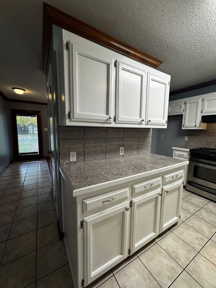 1729 Tallwood Dr - Photo 6 of 28