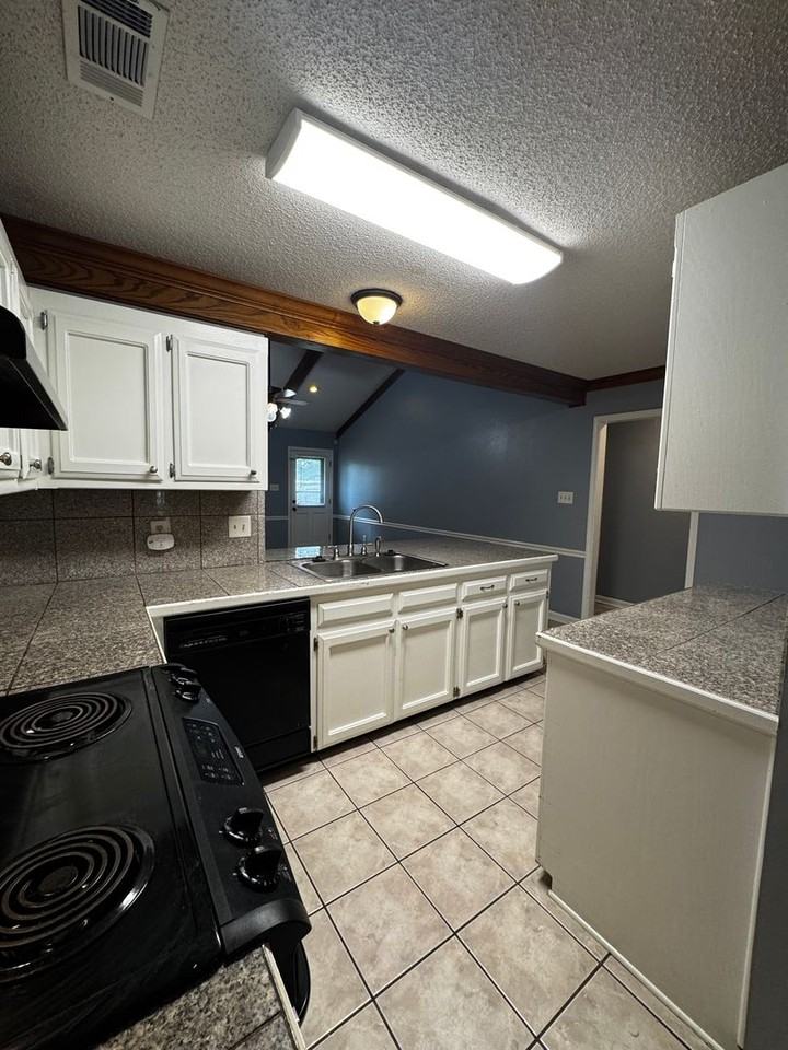 1729 Tallwood Dr - Photo 7 of 28