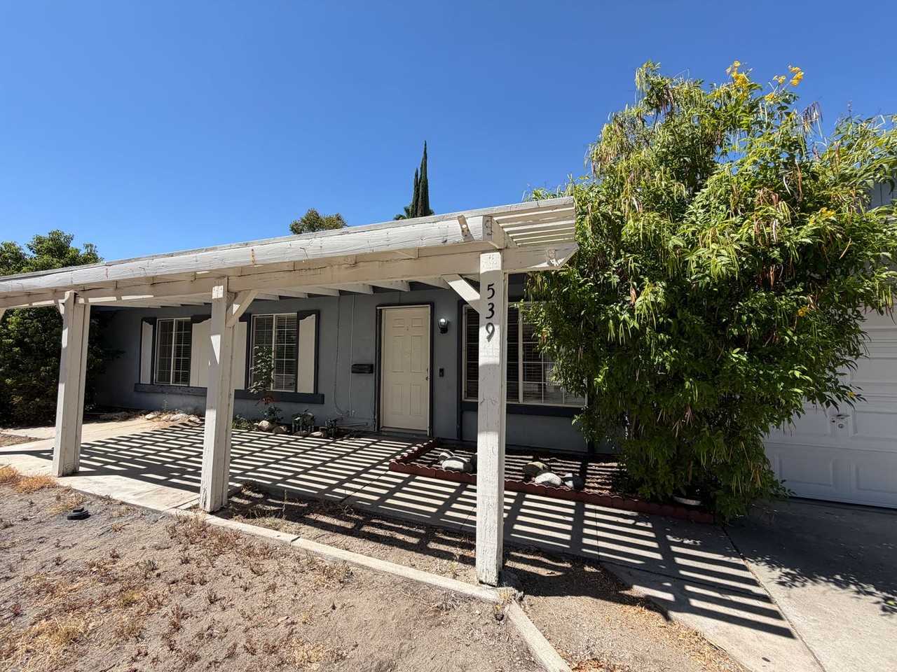 539 Hidalgo Ave - Photo 2 of 20