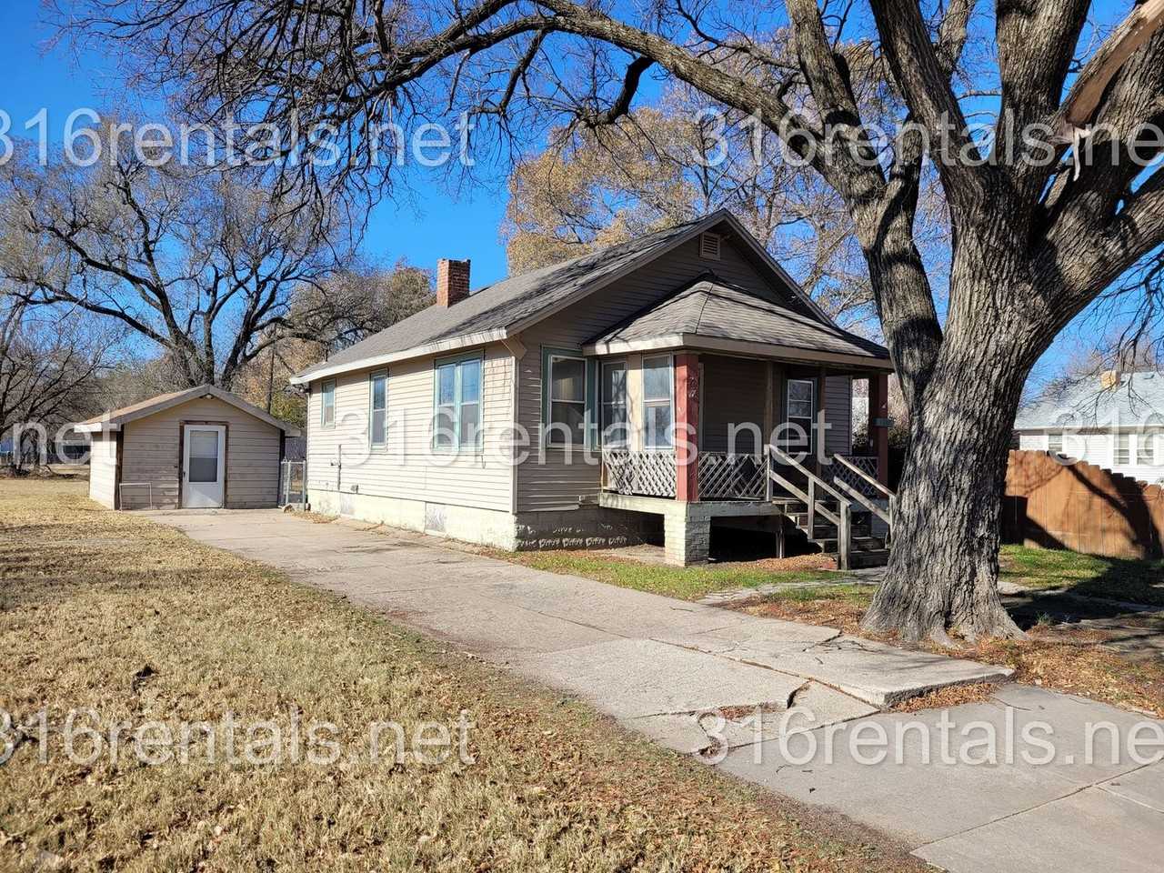1337 S Fern St - Photo 2 of 10