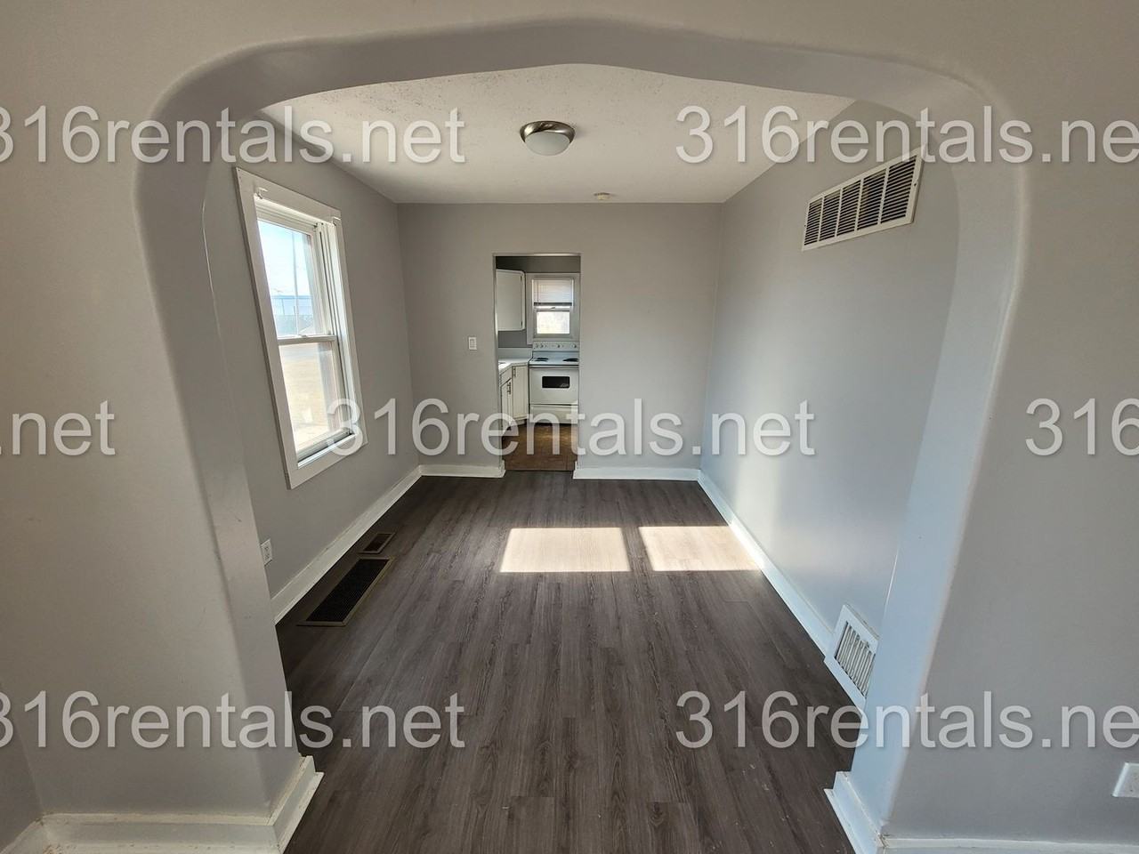 1337 S Fern St - Photo 4 of 10