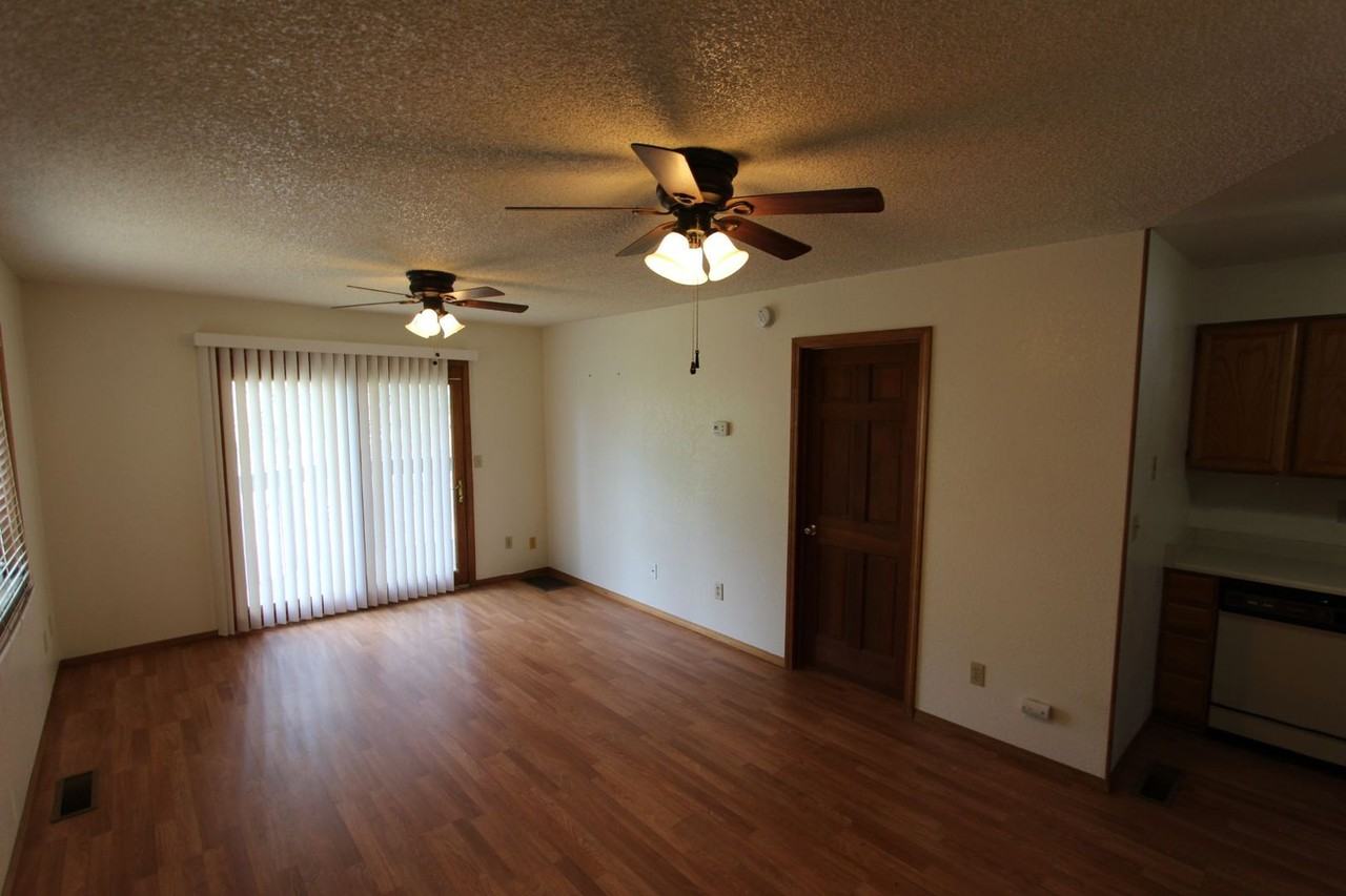 2645 N Valley View Rd - Photo 2 of 11